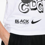 T-shirt con stampa in bianco e nero  Comme Des Garçons Black  x Nike - unisex 