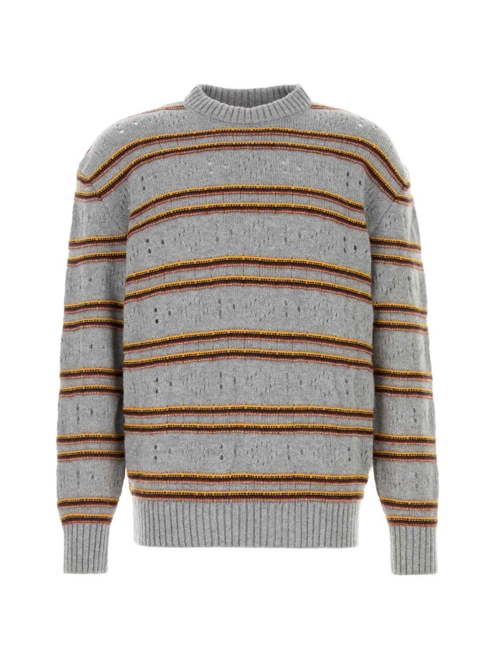 Maglione in cashmere a righe in grigio 