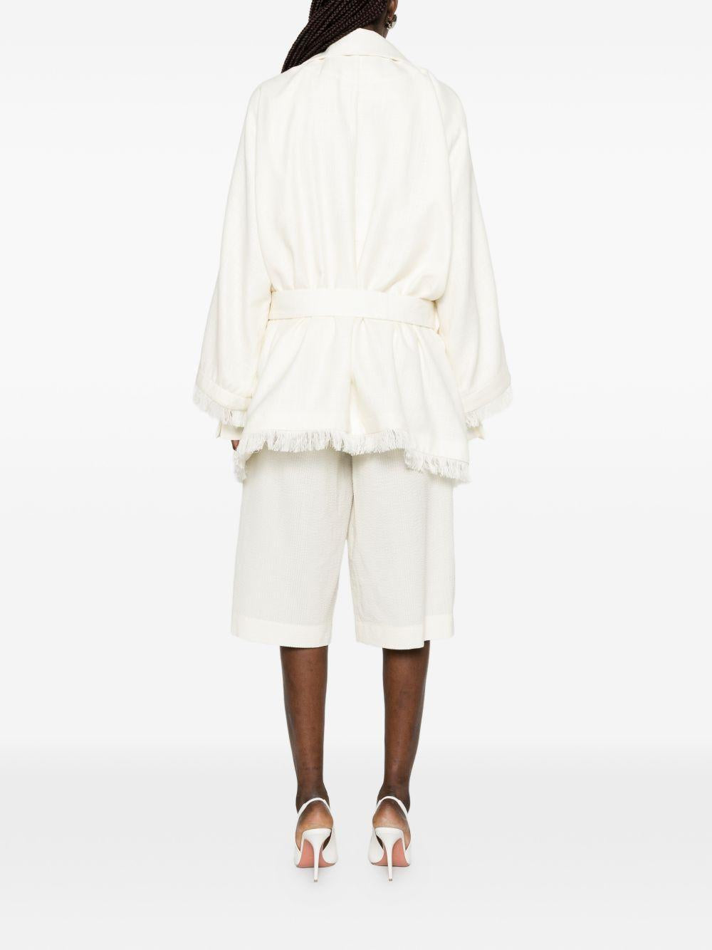 Cappotto con frange e cintura in bianco Batakovic - donna 