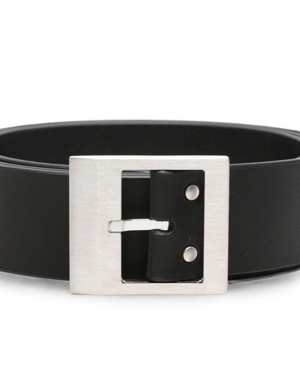Cintura in pelle nera con fibbia 