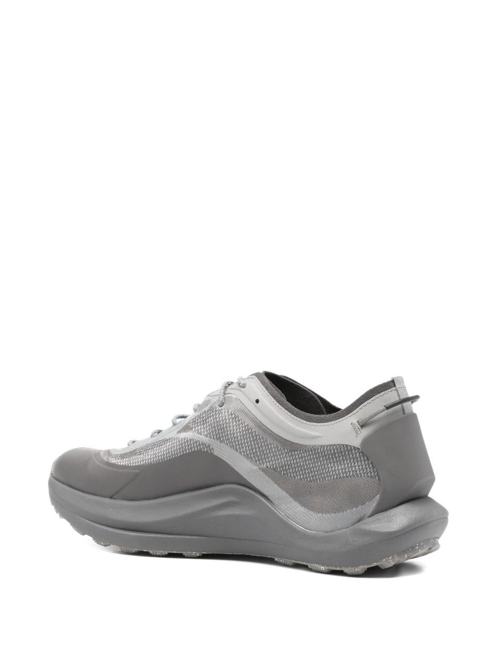 Sneakers con lacci in grigio 