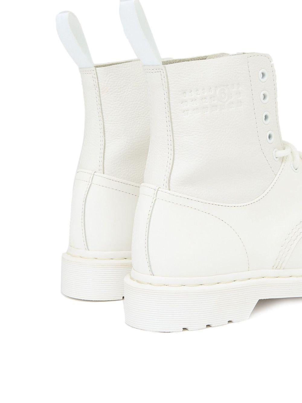 Stivaletti alti con lacci in bianco MM6 x Dr. Martens - donna 