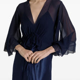 Abito maxi con maniche svasate in blu 