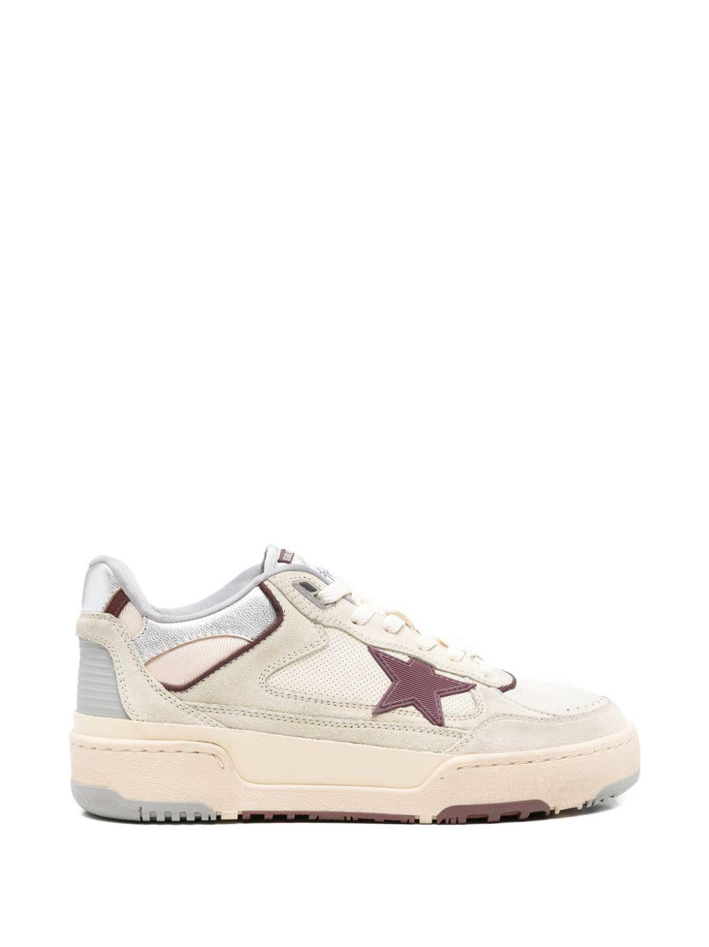Sneakers con decorazioni a stella in bianco Golden goose - uomo 