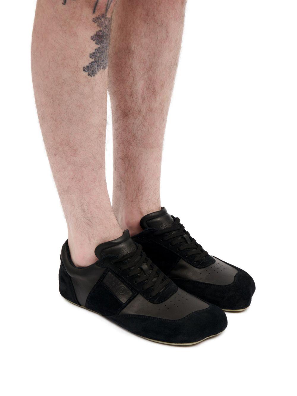 Sneakers con grafica numerica in nero 