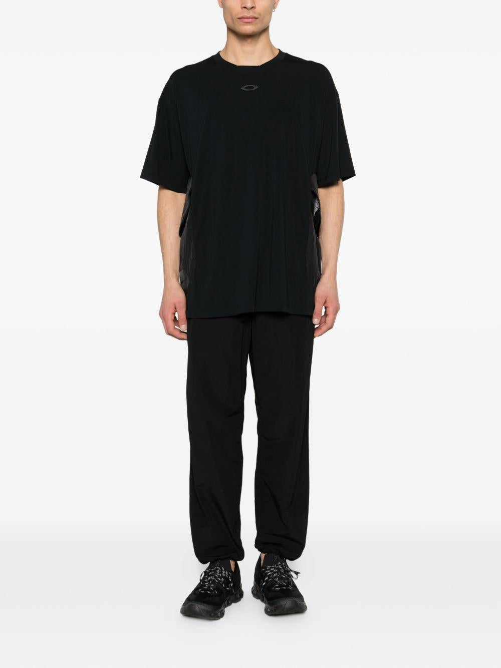 T-shirt con logo e dettaglio in nero Oakley - uomo 