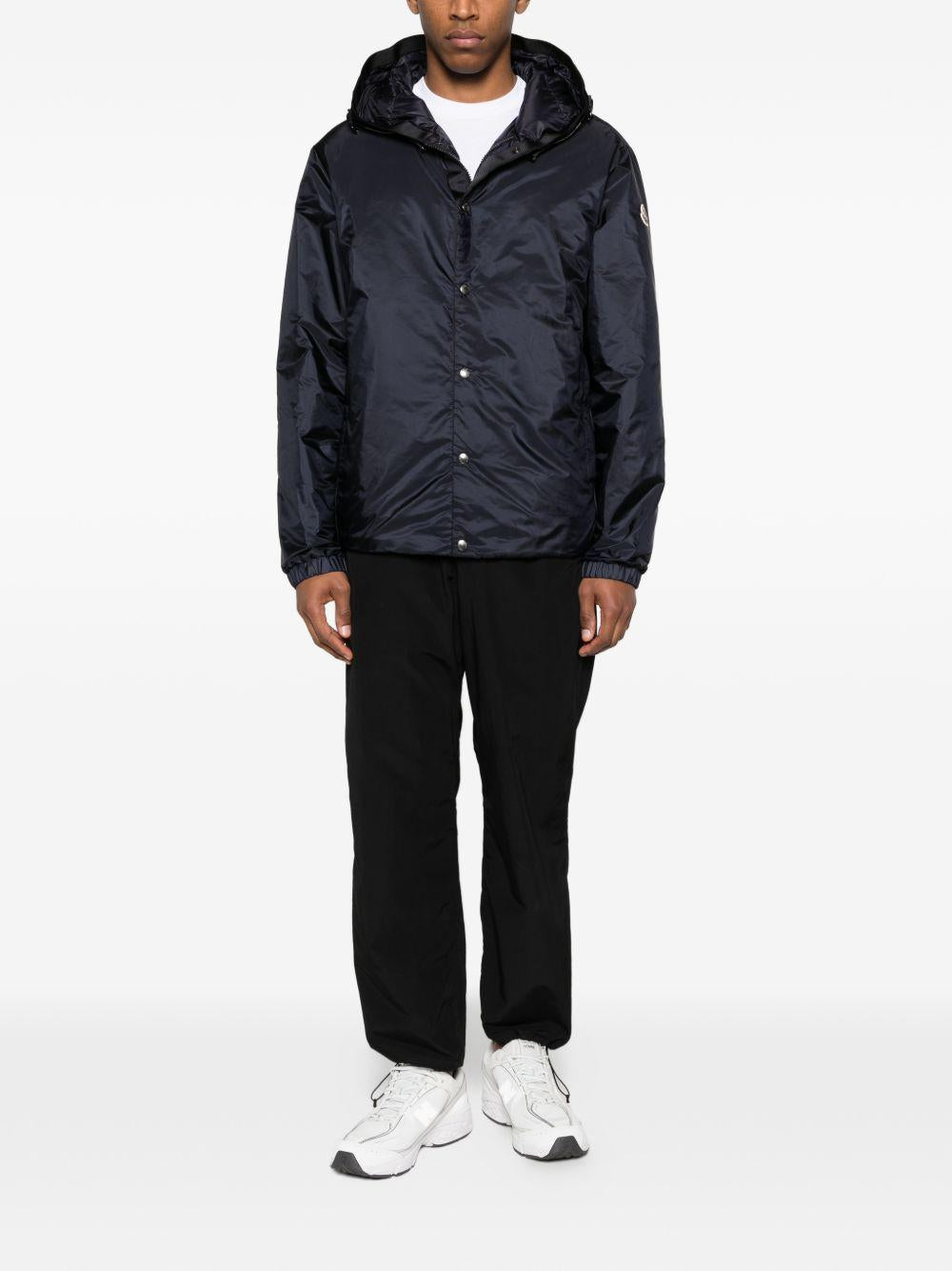 Piumino con cappuccio e logo in blu Moncler - uomo 