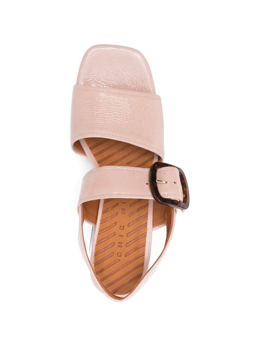 Sandali in pelle lucida con fibbia in rosa Chie mihara - donna 
