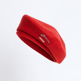 Basco con logo in rosso 