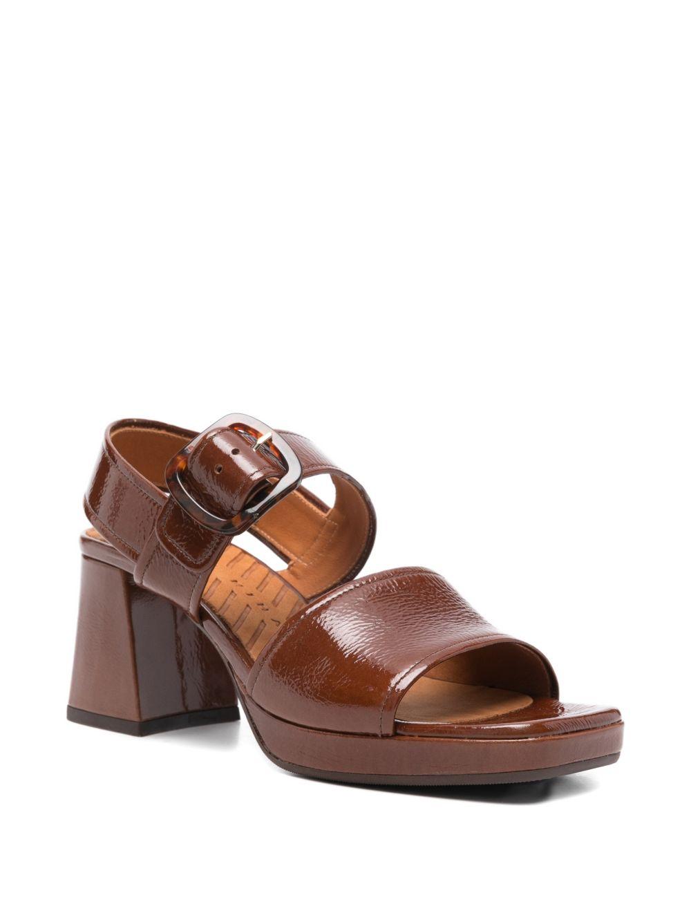 Sandali in pelle lucida con fibbia in marrone Chie mihara - donna 