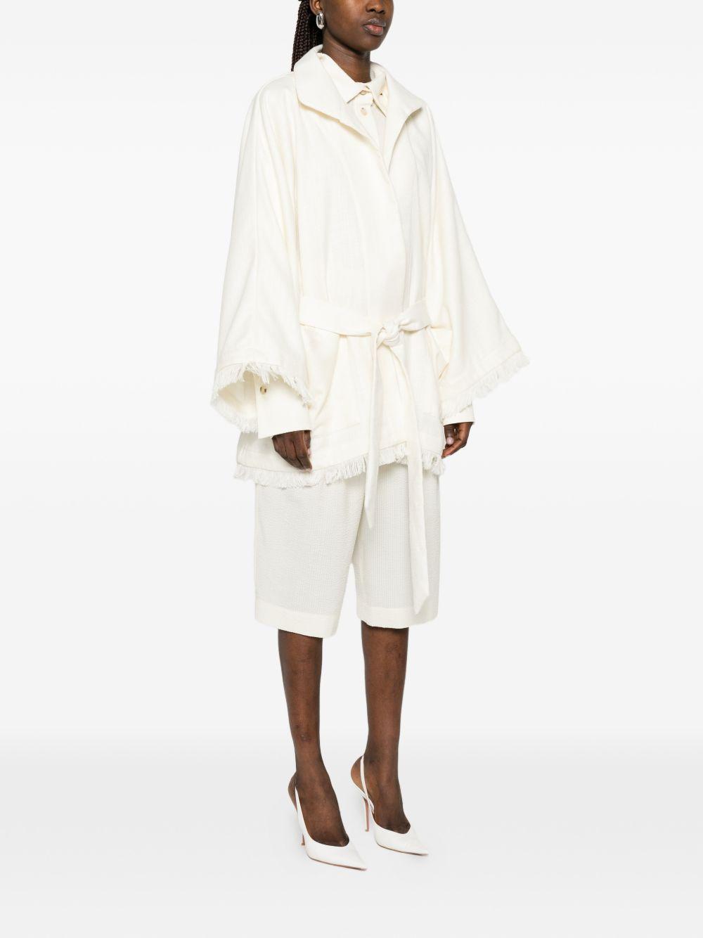 Cappotto con frange e cintura in bianco Batakovic - donna 