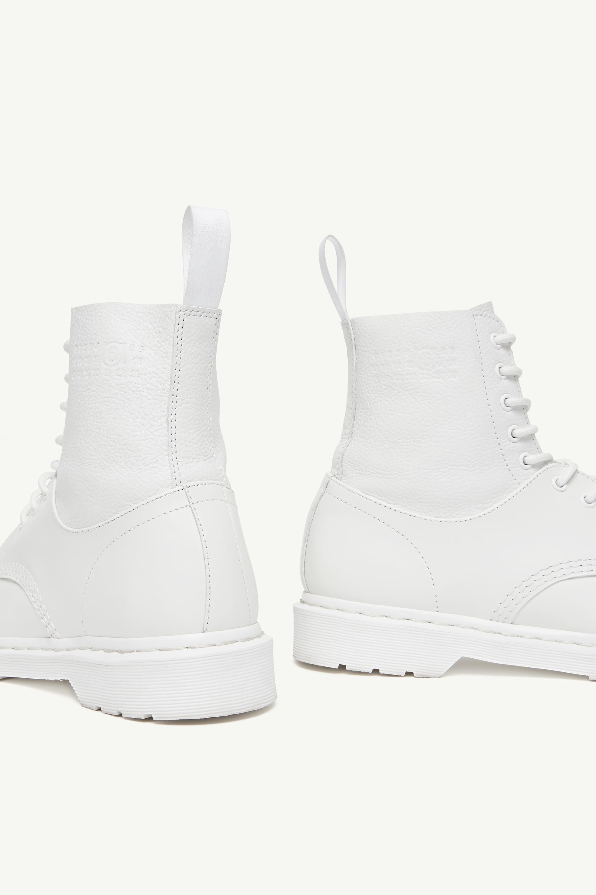 Stivaletti alti con lacci in bianco MM6 x Dr. Martens - donna 