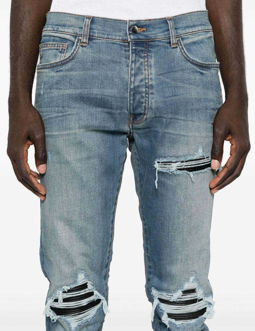 Jeans con strappi in blu 