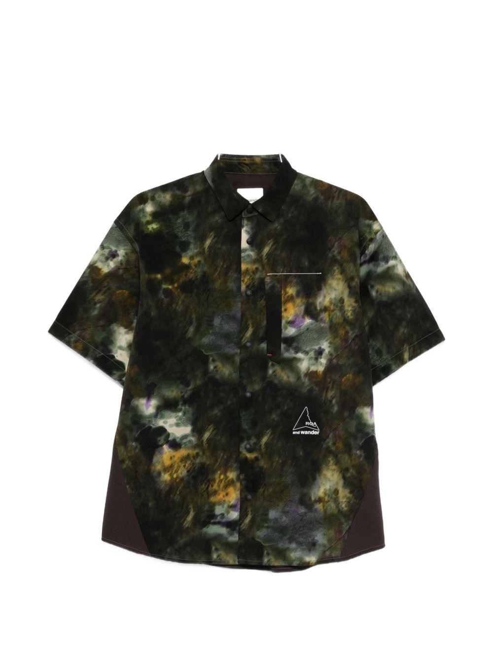 Camicia a maniche corte con stampa grafica in verde Roa x and wander - uomo 