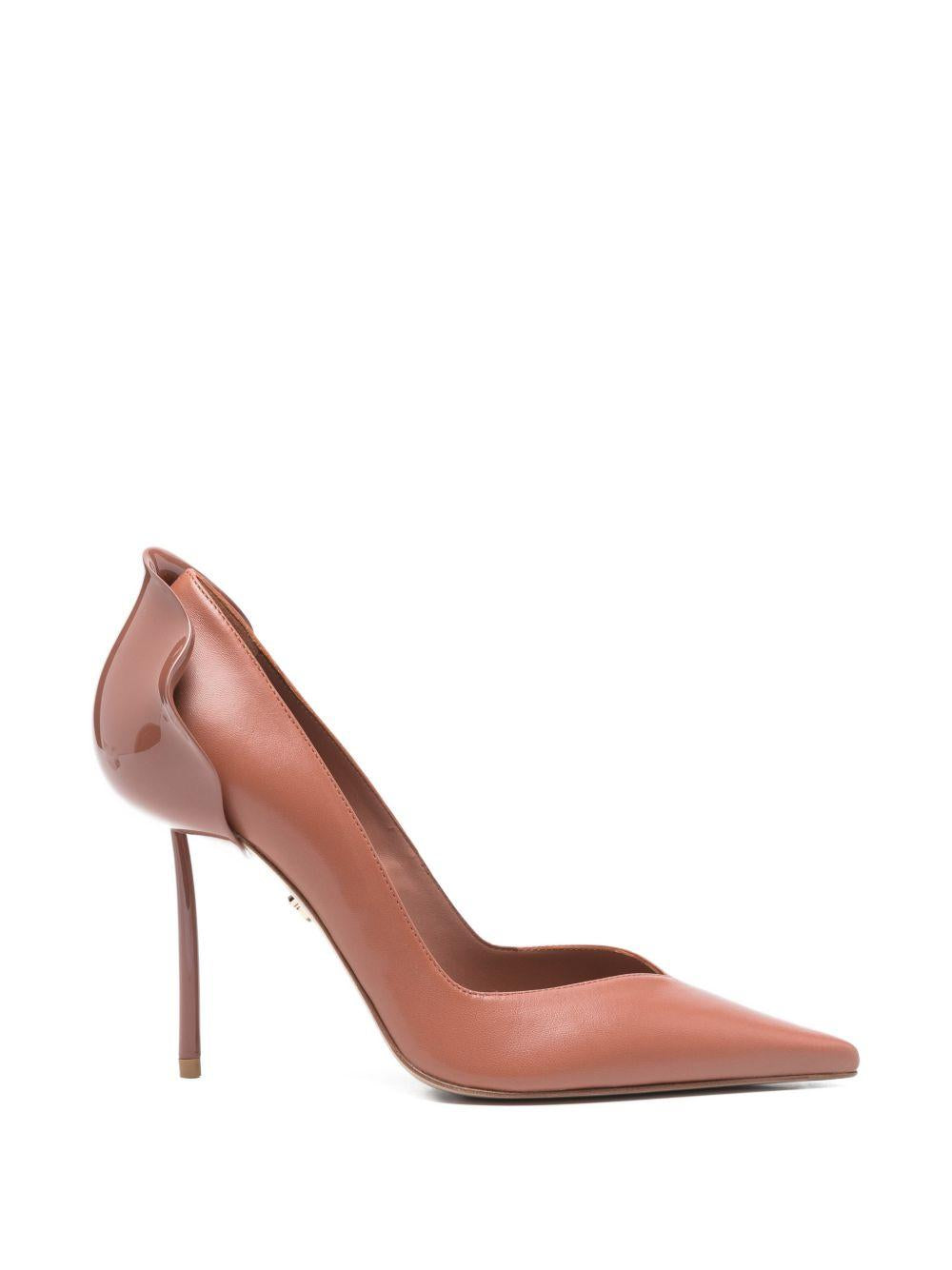 Décolleté a punta con volant petalo in marrone Le silla - donna 