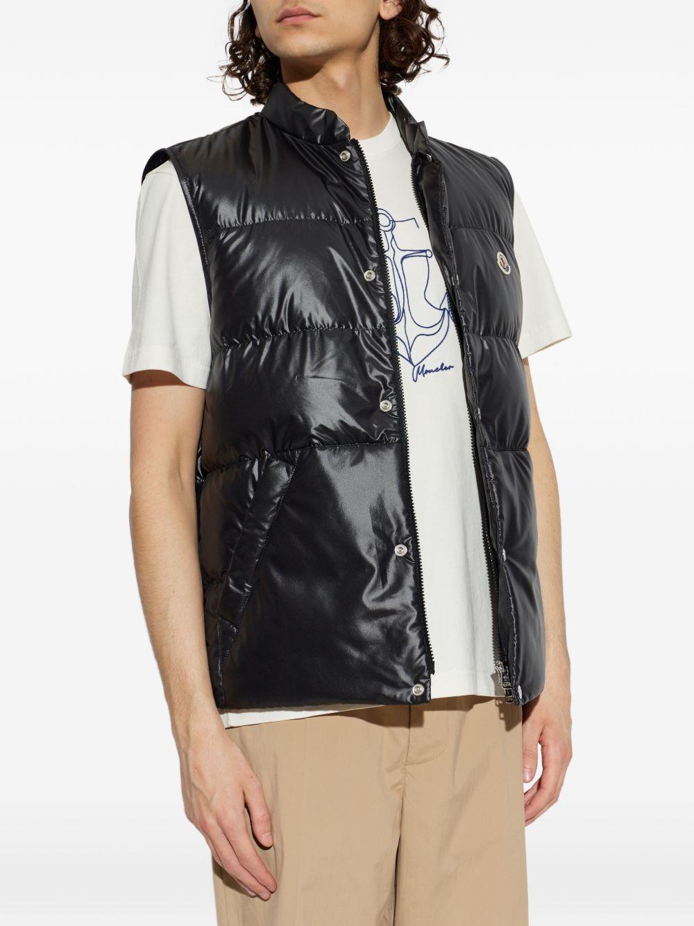 Gilet imbottito con patch logo in nero Moncler - uomo 