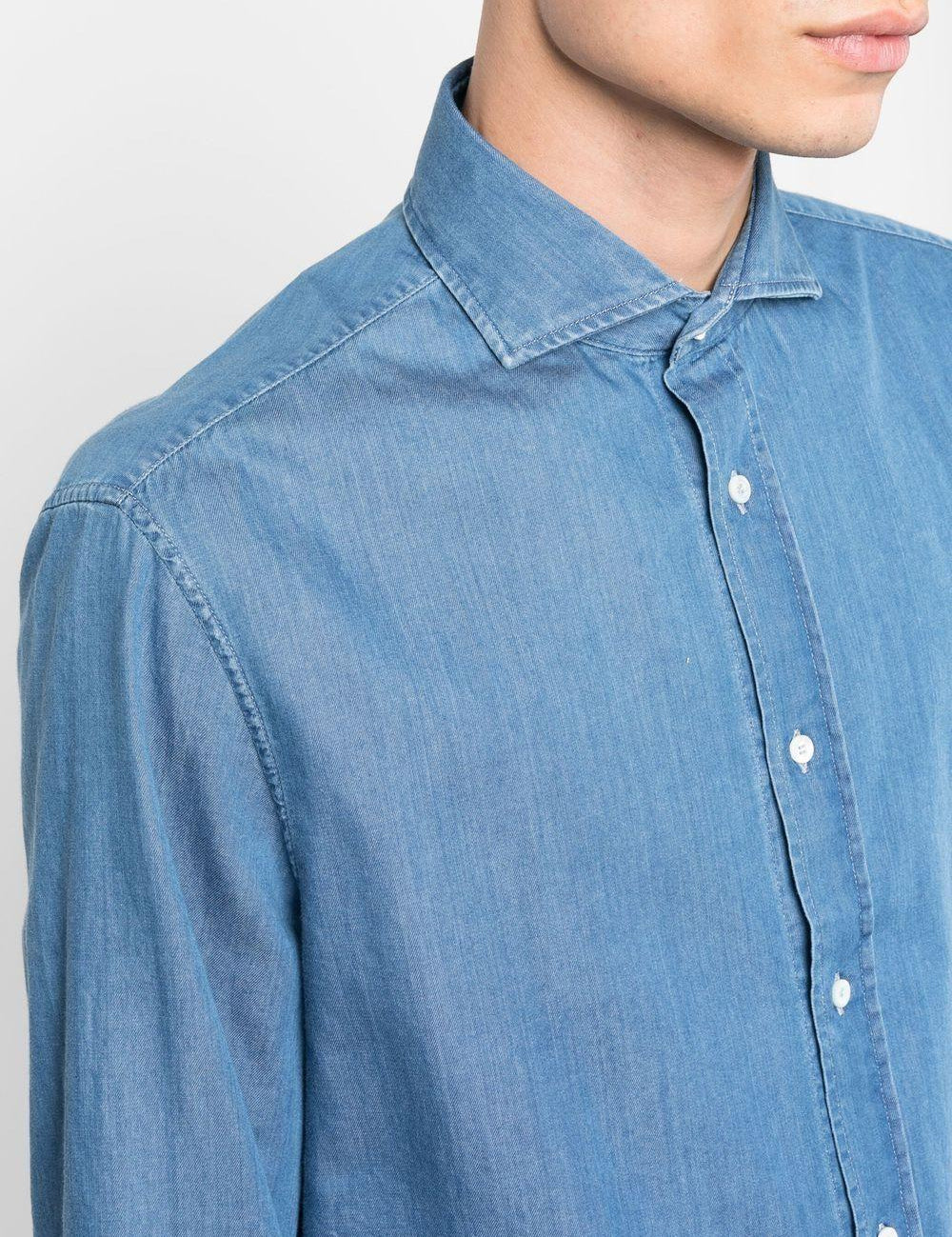 Camicia con colletto classico in denim blu brunello cucinelli - uomo 