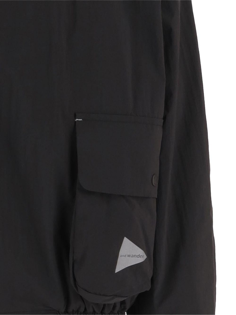 Giacca con cappuccio in nero And wander - uomo 