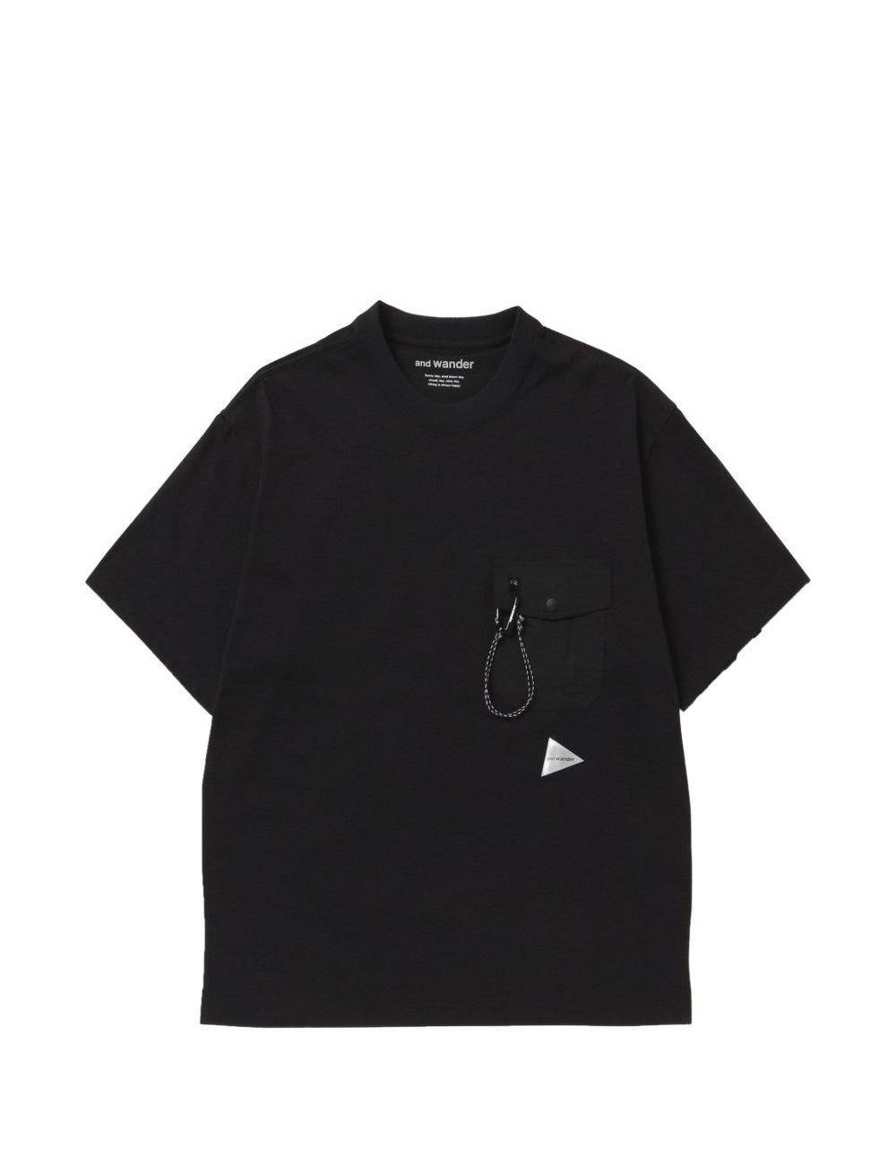 T-shirt con moschettone e tasca sul petto in nero And wander - uomo 