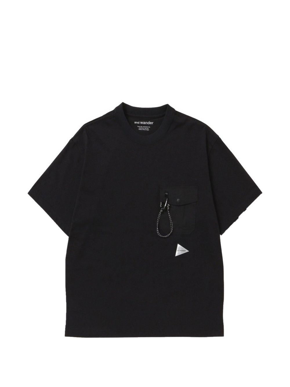 T-shirt con moschettone e tasca sul petto in nero And wander - uomo 
