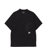 T-shirt con moschettone e tasca sul petto in nero And wander - uomo 