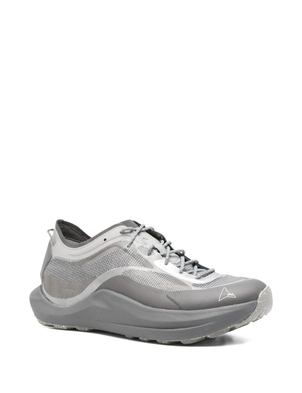 Sneakers con lacci in grigio 