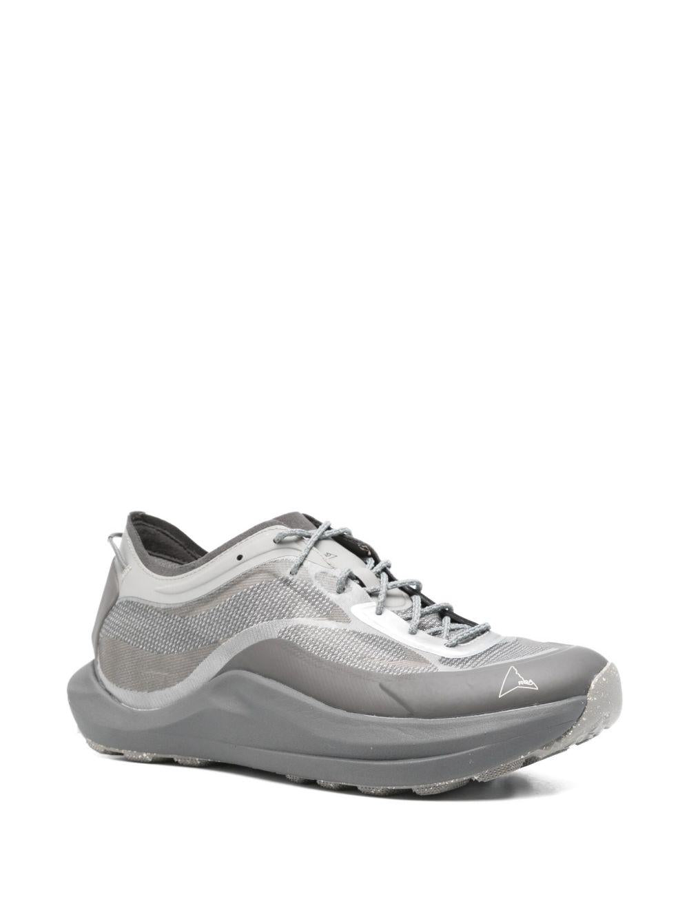 Sneakers con lacci in grigio 