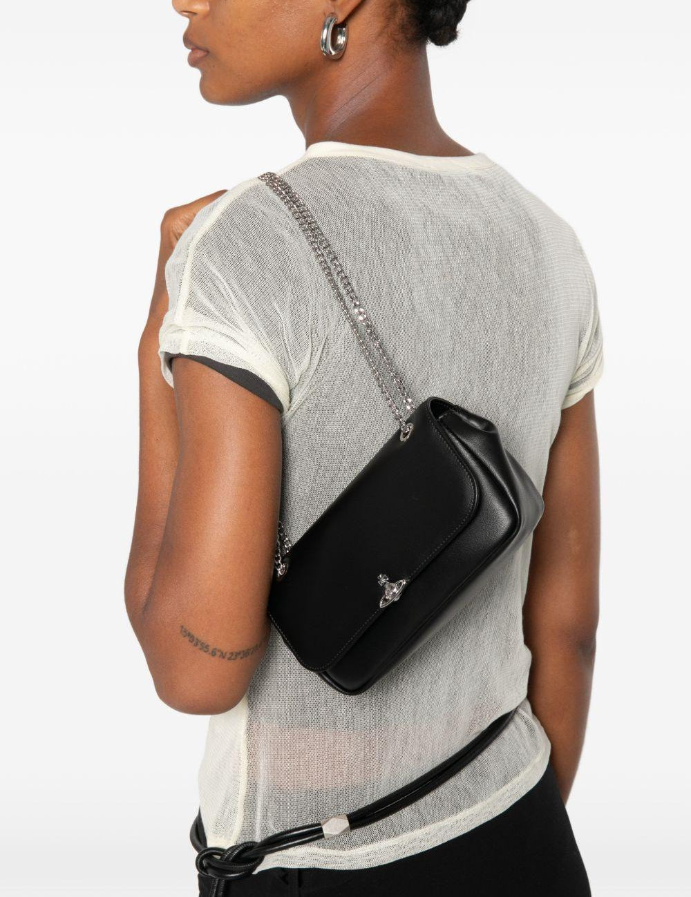 Borsa a spalla con catena in nero 