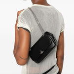 Borsa a spalla con catena in nero 