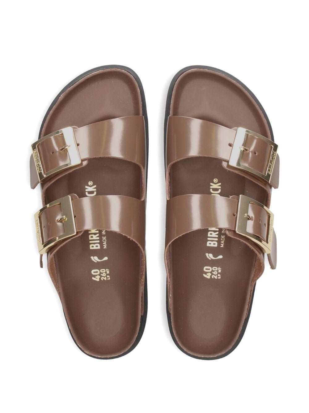 Sandali Arizona con fibbia in marrone Birkenstock - unisex 