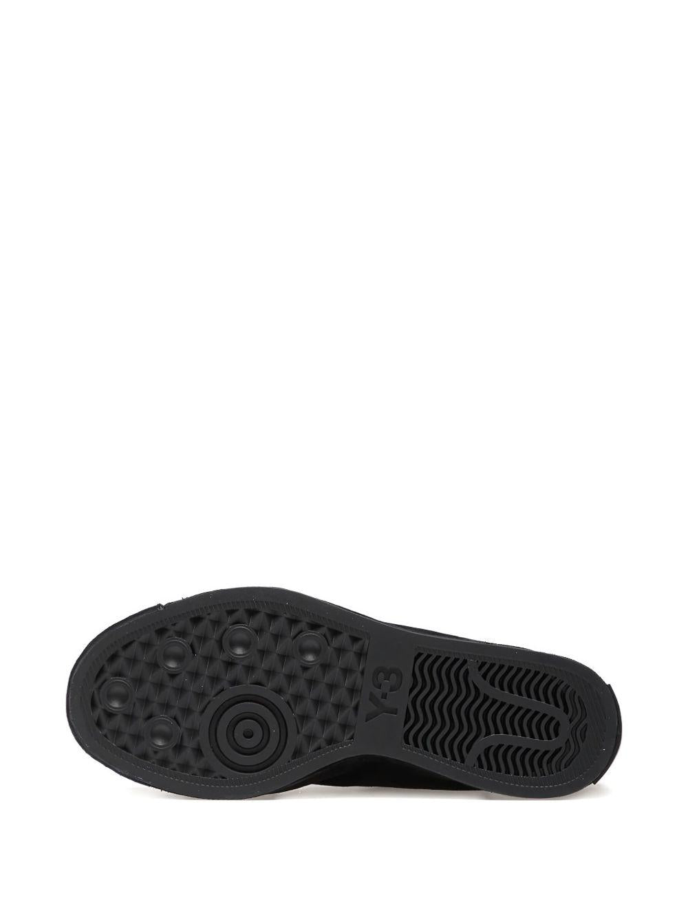 Sneakers con lacci e zip in nero 