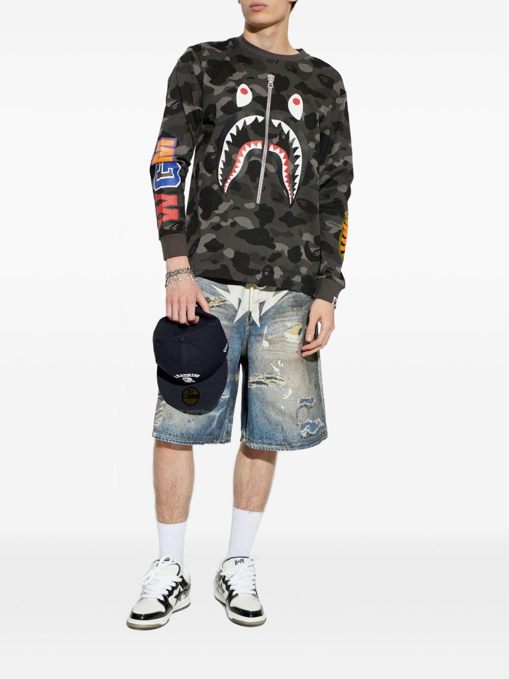 T-shirt con stampa mimetica e dettagli squalo in nero A bathing ape - uomo 