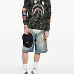 T-shirt con stampa mimetica e dettagli squalo in nero A bathing ape - uomo 