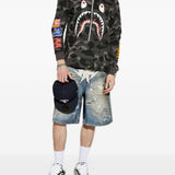T-shirt con stampa mimetica e dettagli squalo in nero A bathing ape - uomo 