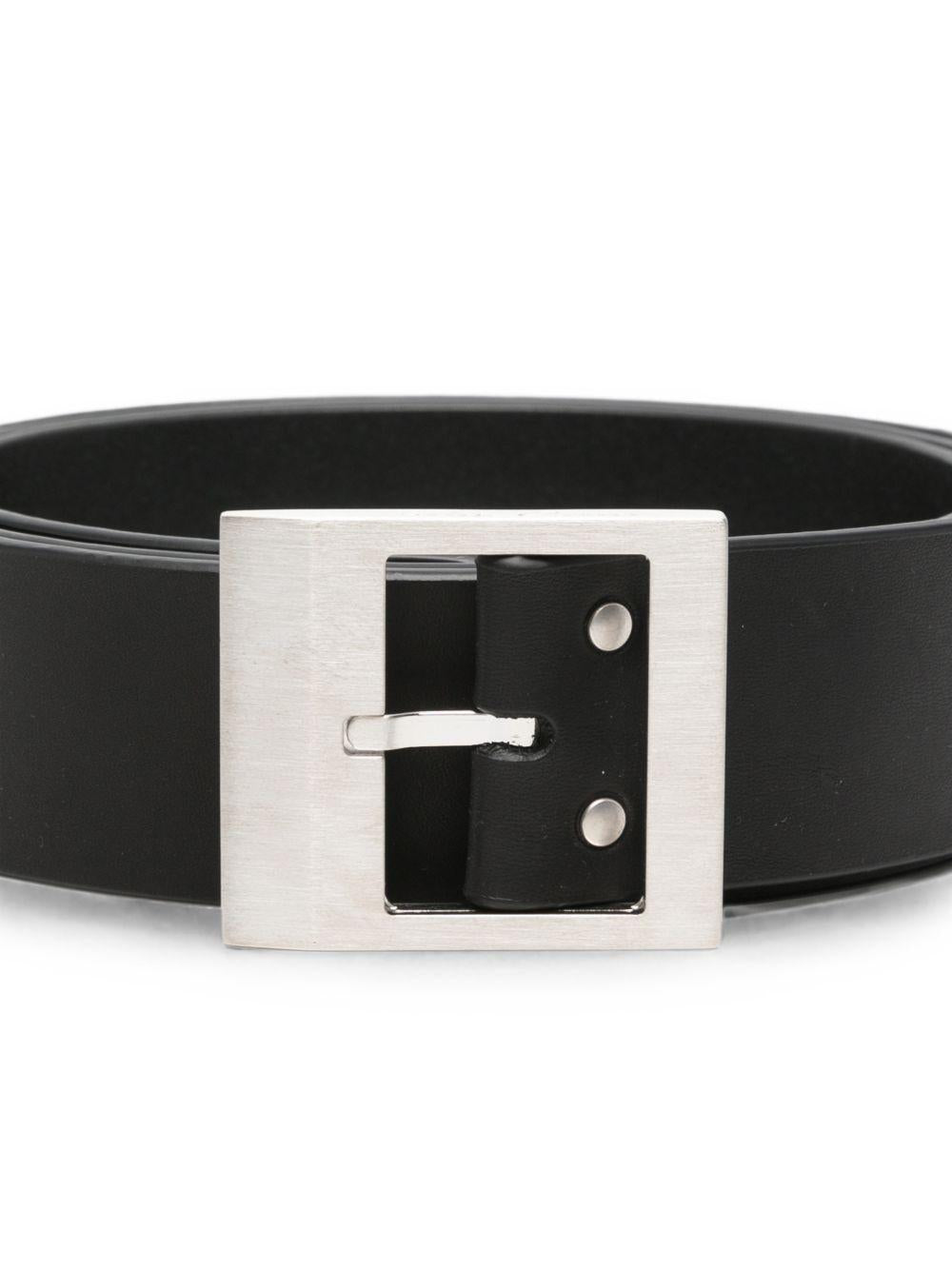 Cintura in pelle nera con fibbia 