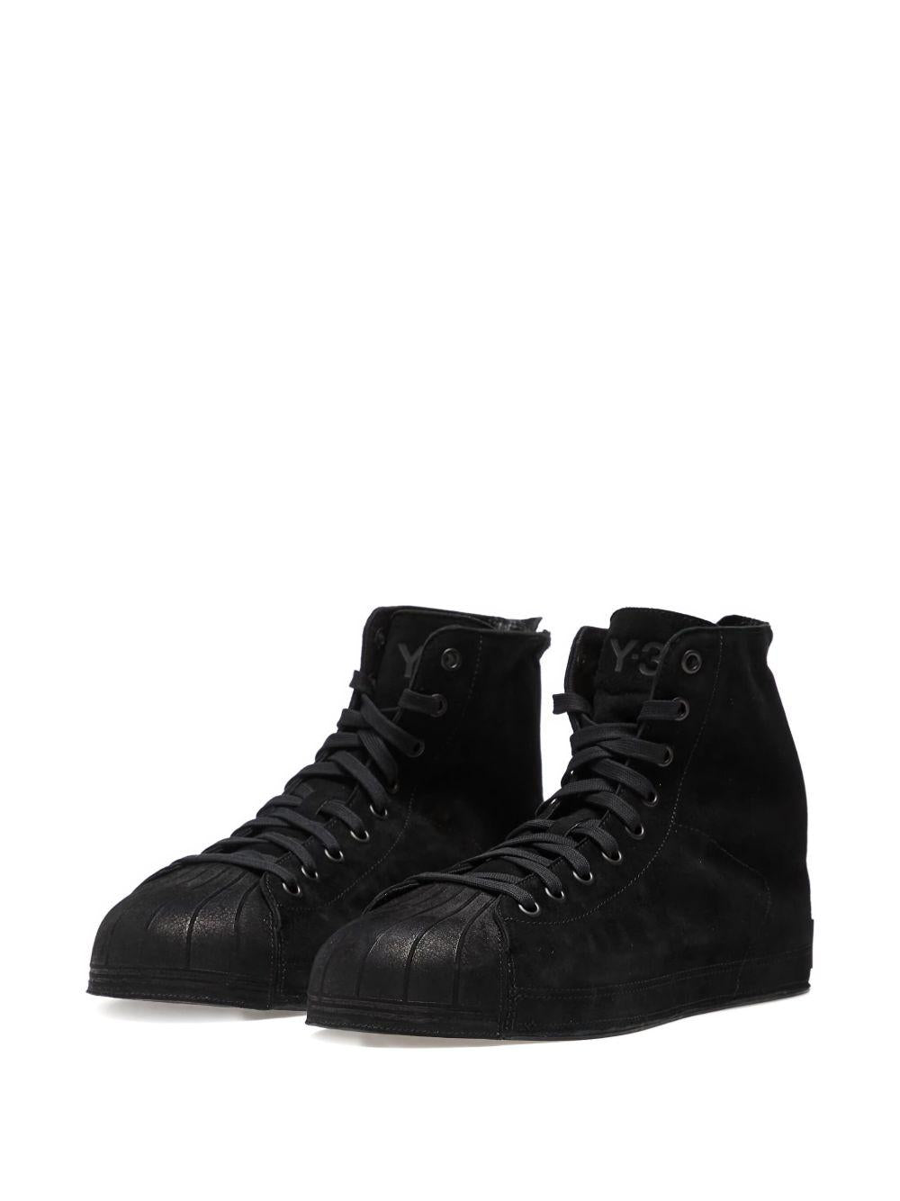 Sneakers con lacci e zip in nero 