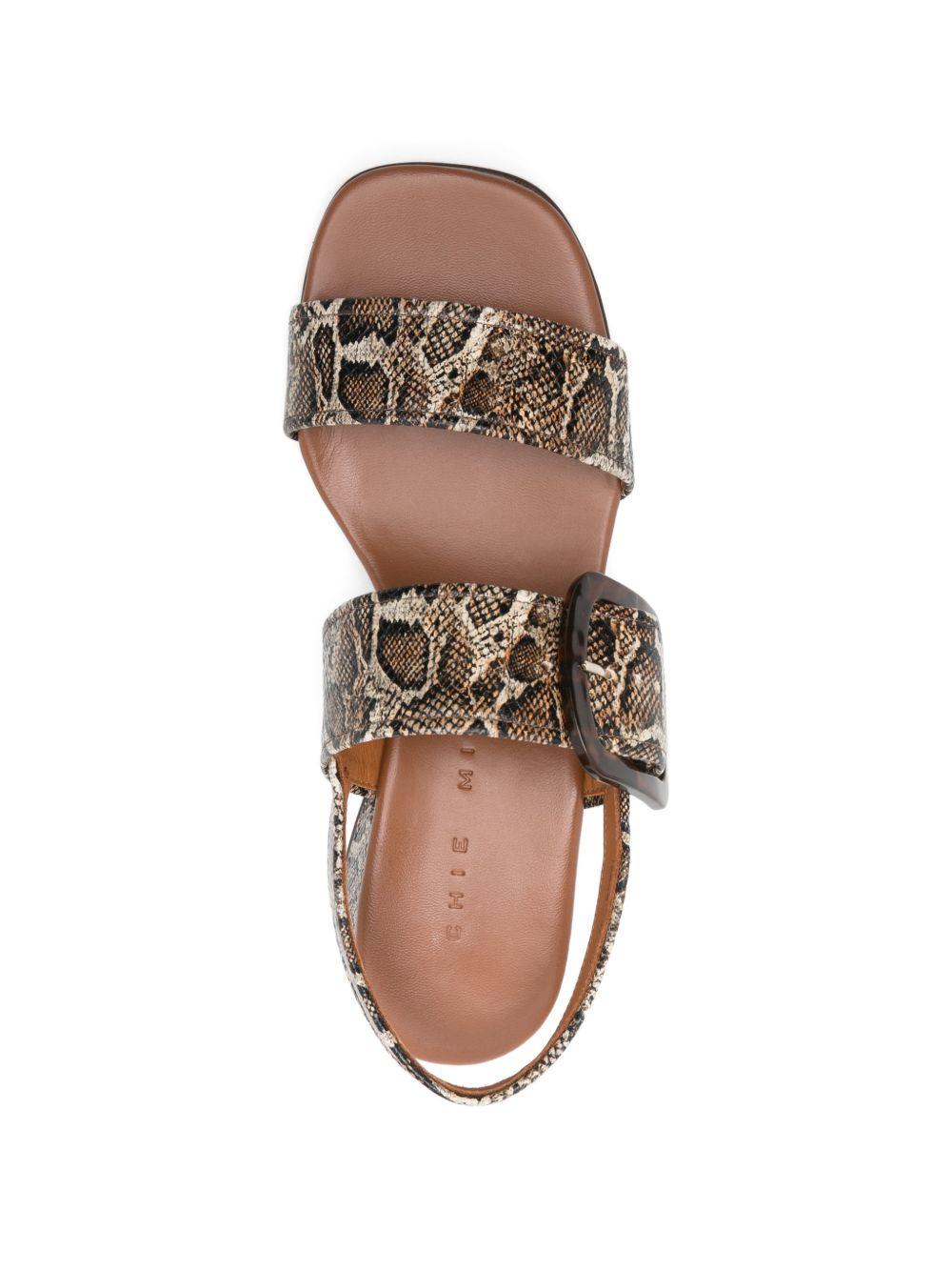 Sandali con stampa serpente e fibbia in marrone Chie mihara - donna 