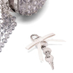 Clutch in raso con crisalli color argento 