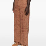 Pantaloni con motivo a scrittura ricamata in marrone Kidsuper - uomo 