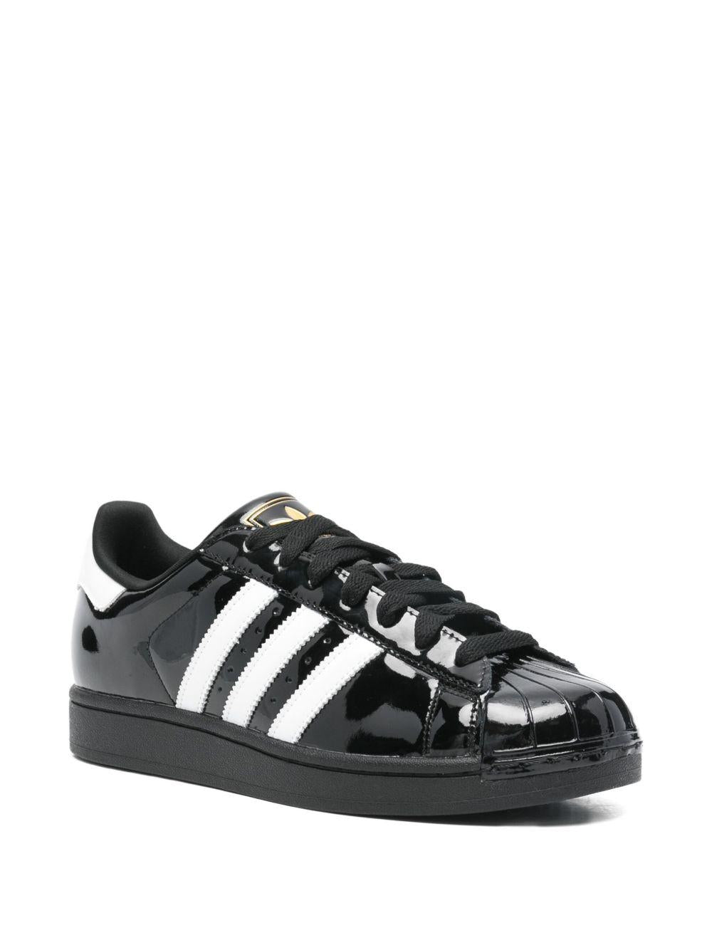 Sneakers superstar II con finitura lucida in nero 