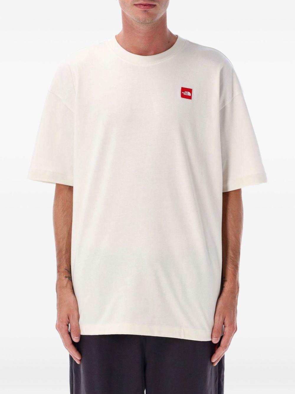 T-shirt con logo e toppa in bianco The north face - uomo 