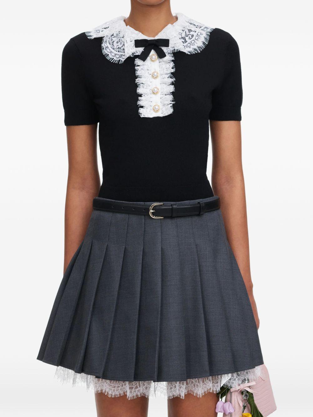 Polo con colletto in pizzo in nero 