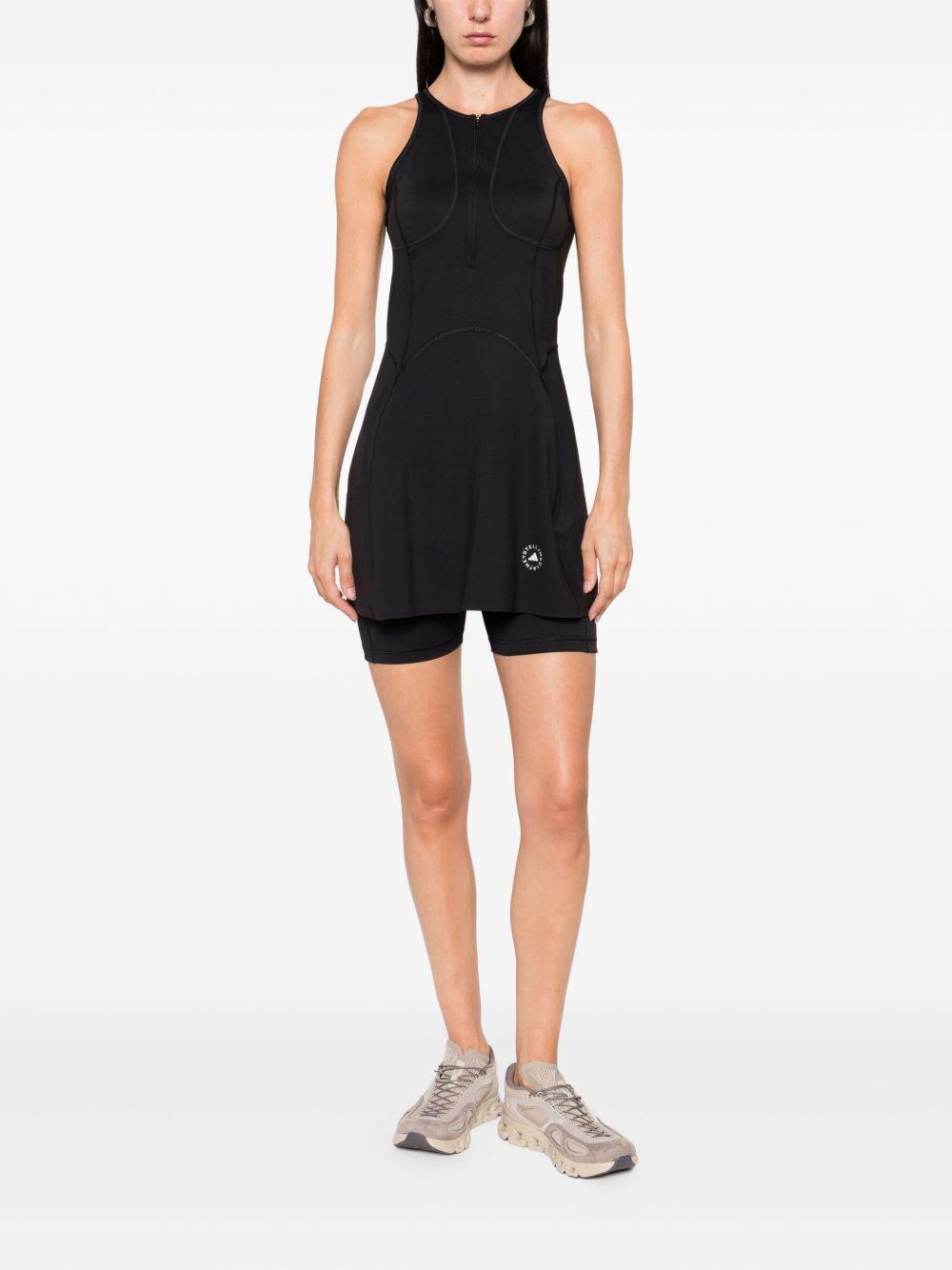 Abito sportivo con shorts e logo in nero 