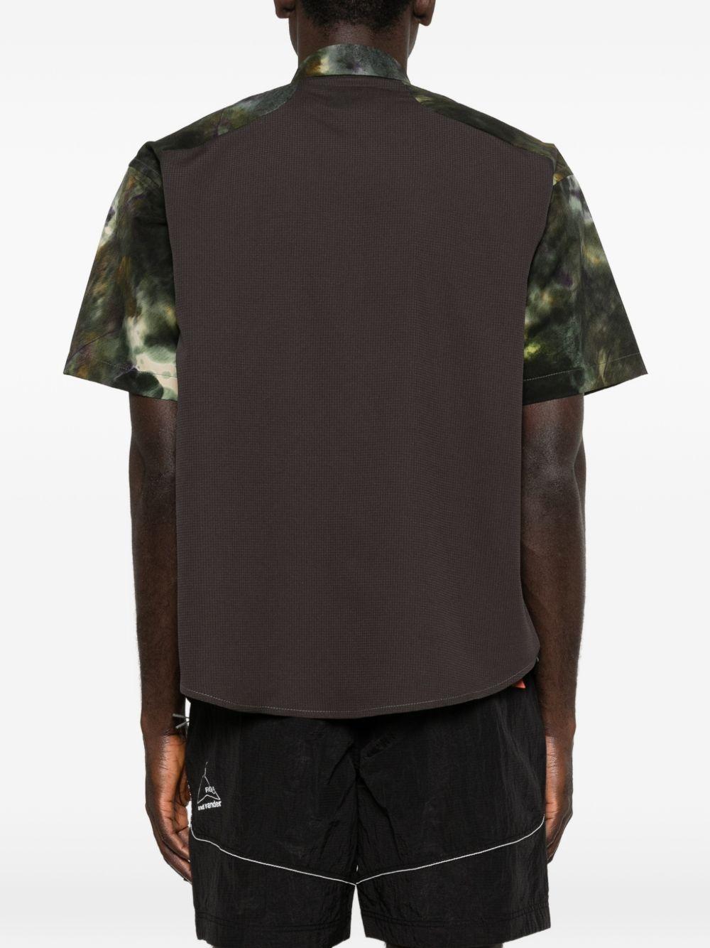 Camicia a maniche corte con stampa grafica in verde Roa x and wander - uomo 