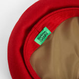 Basco con logo in rosso 