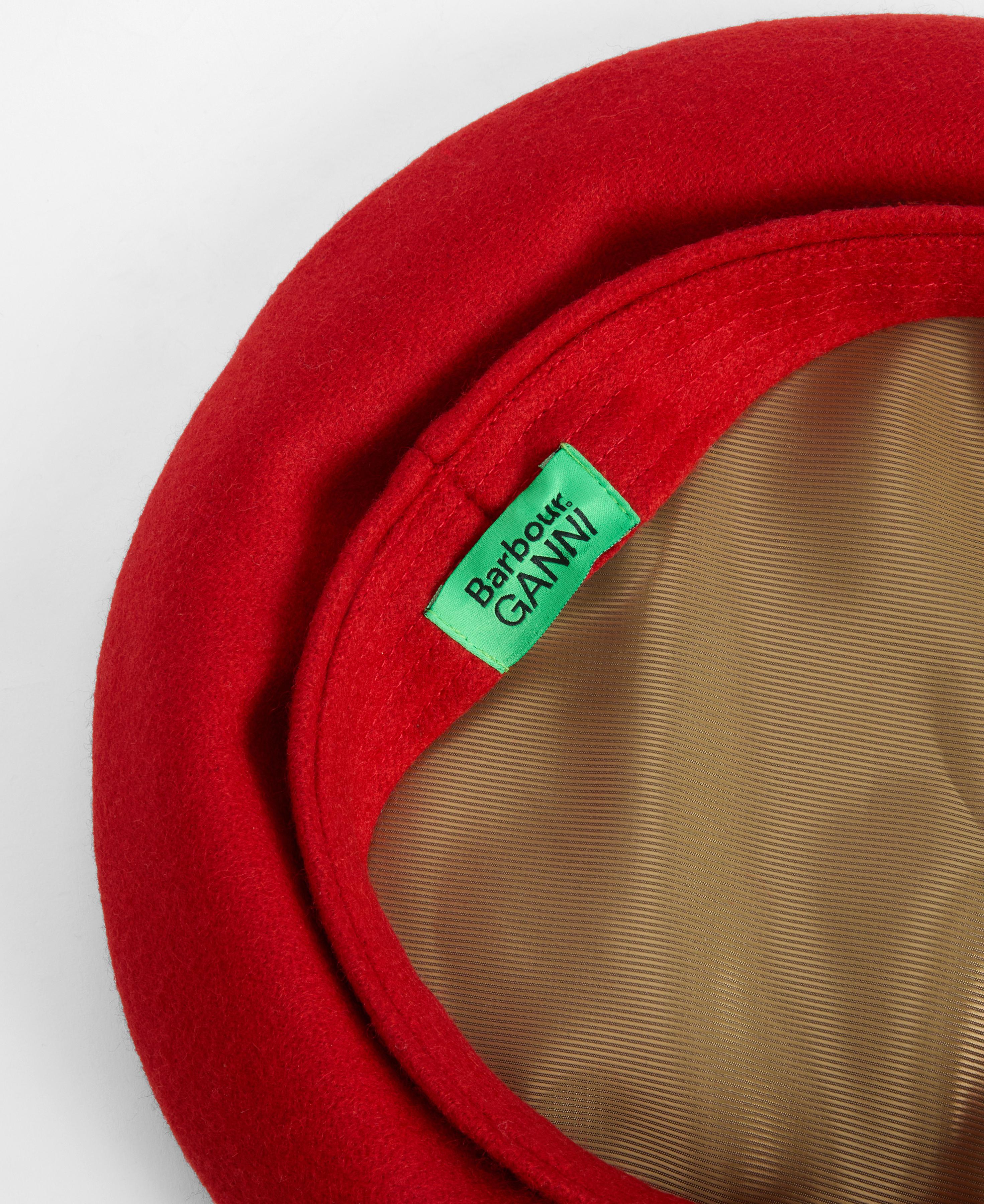 Basco con logo in rosso 