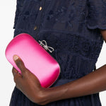 Clutch in raso con fiocco in rosa 