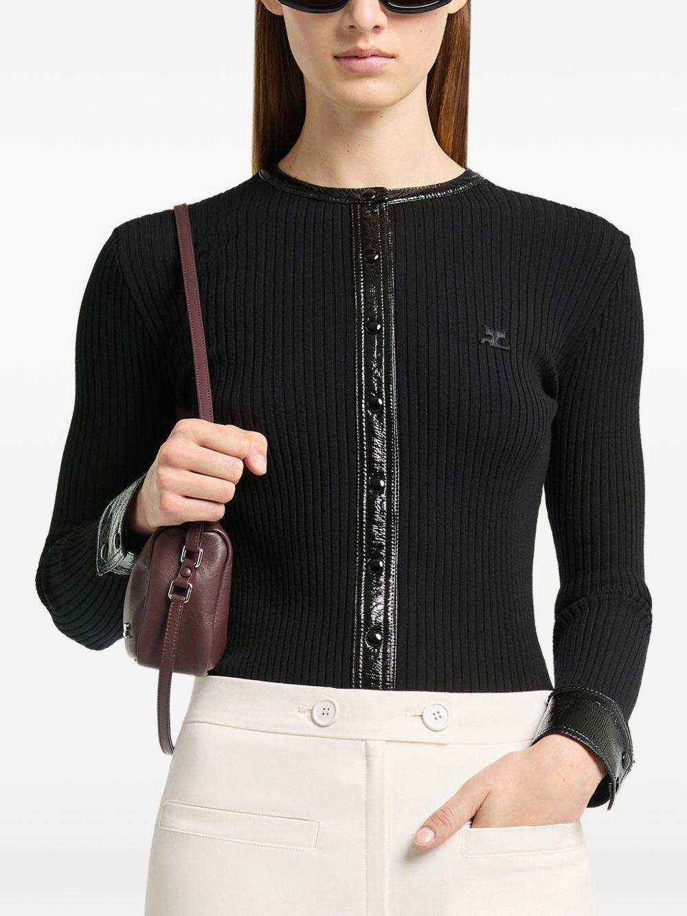 Cardigan con bottoni e logo in nero 