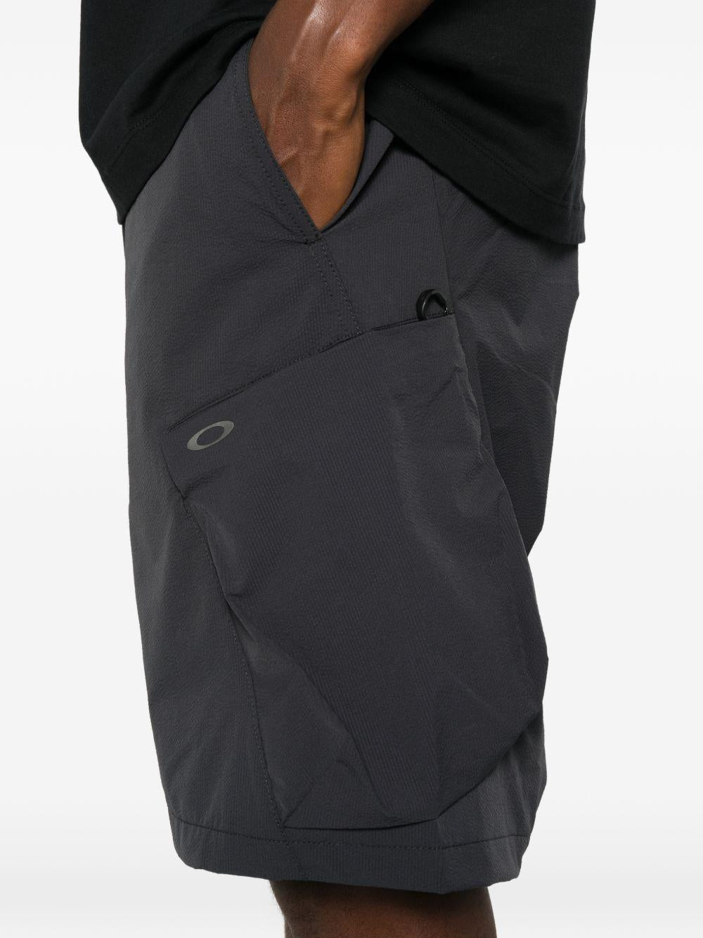 Shorts cargo con log in grigio Oakley - uomo 