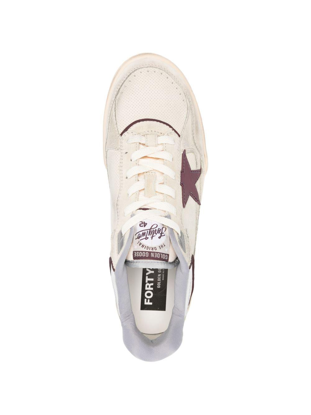 Sneakers con decorazioni a stella in bianco Golden goose - uomo 